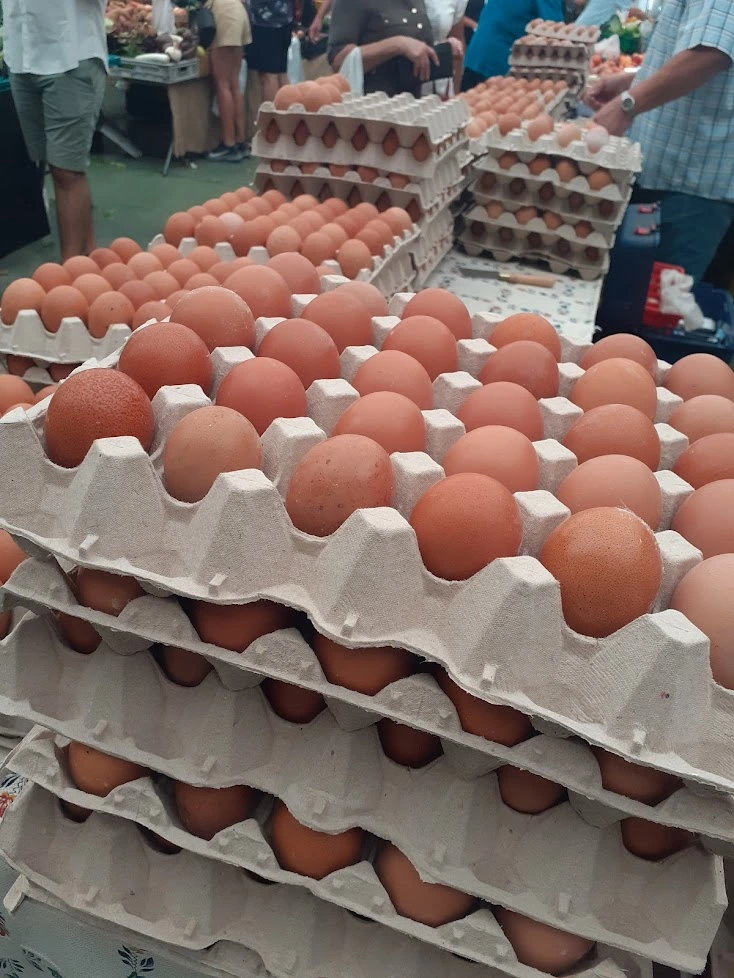 huevos en una caja de cartón en el mercado